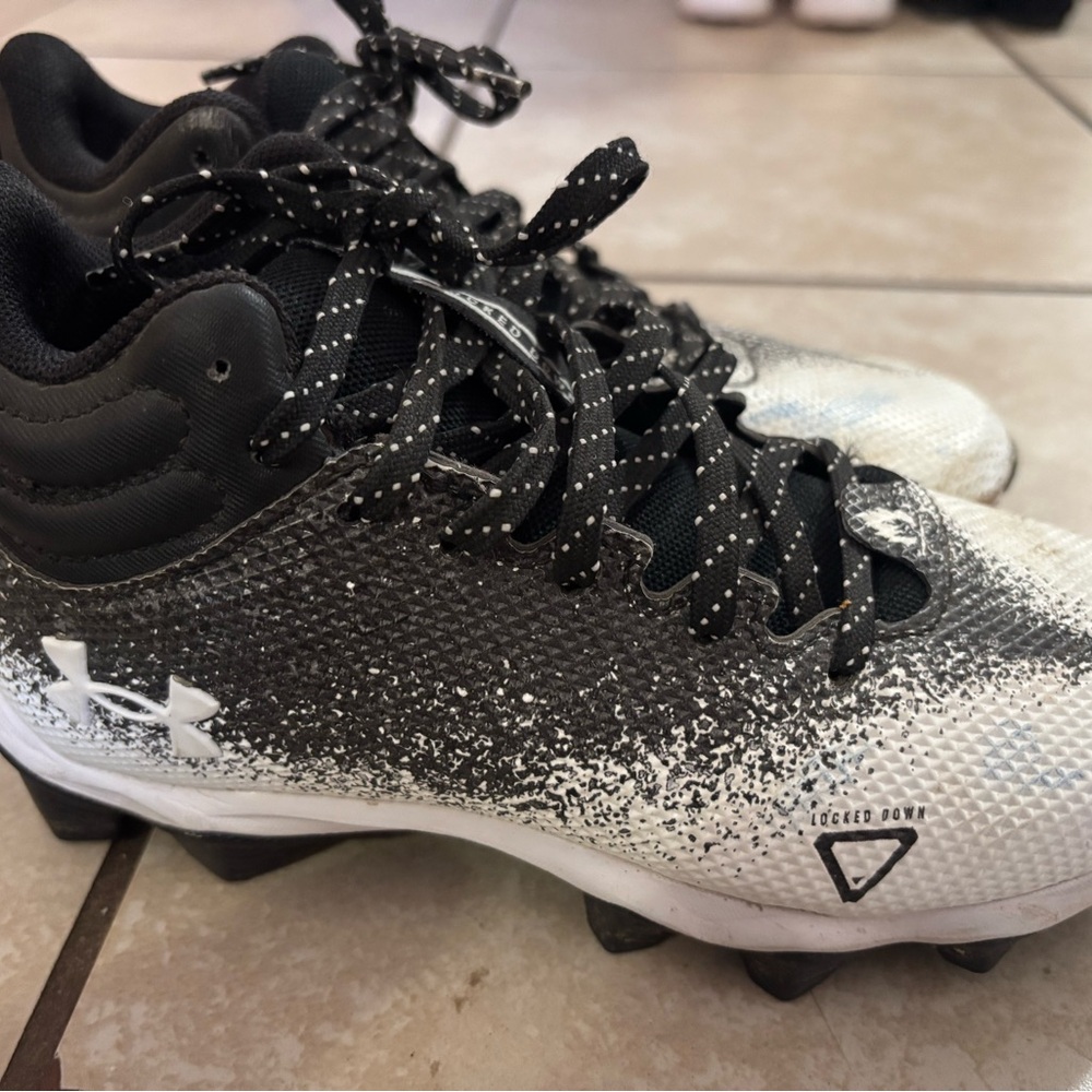 Under Armour Kids Black and White Cleats, size 2Y